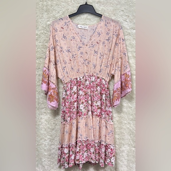 🆕 Love Kuza Los Angeles Blush Floral Tiered Bell-Sleeve Dress - Picture 4 of 12